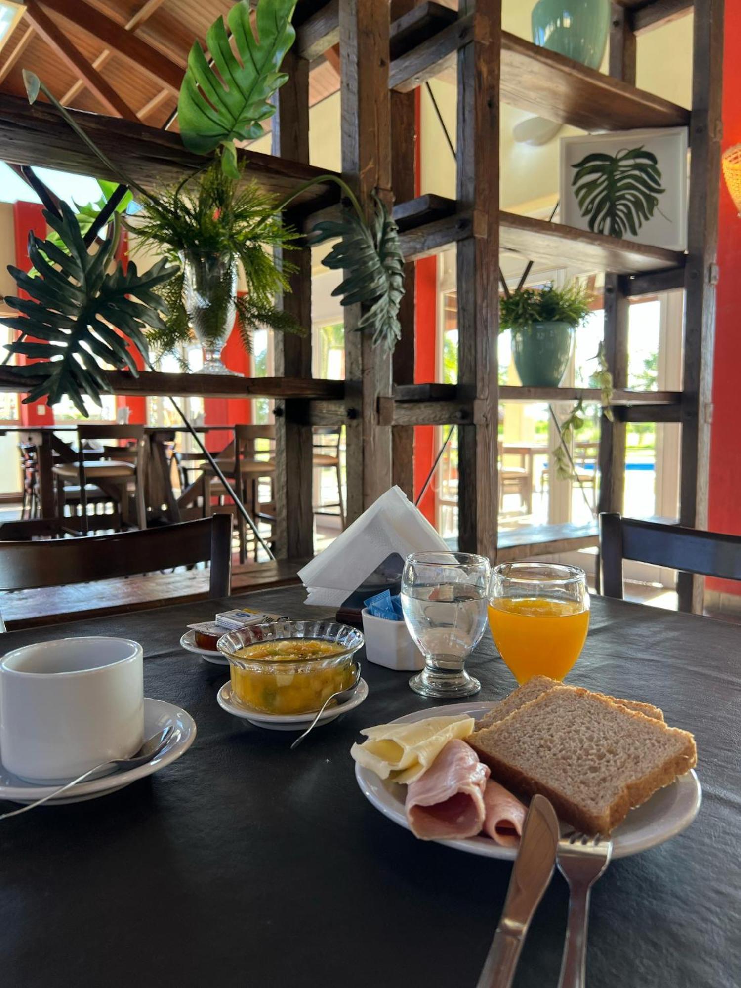 Howard Johnson Inn Rosario De La Frontera Zewnętrze zdjęcie