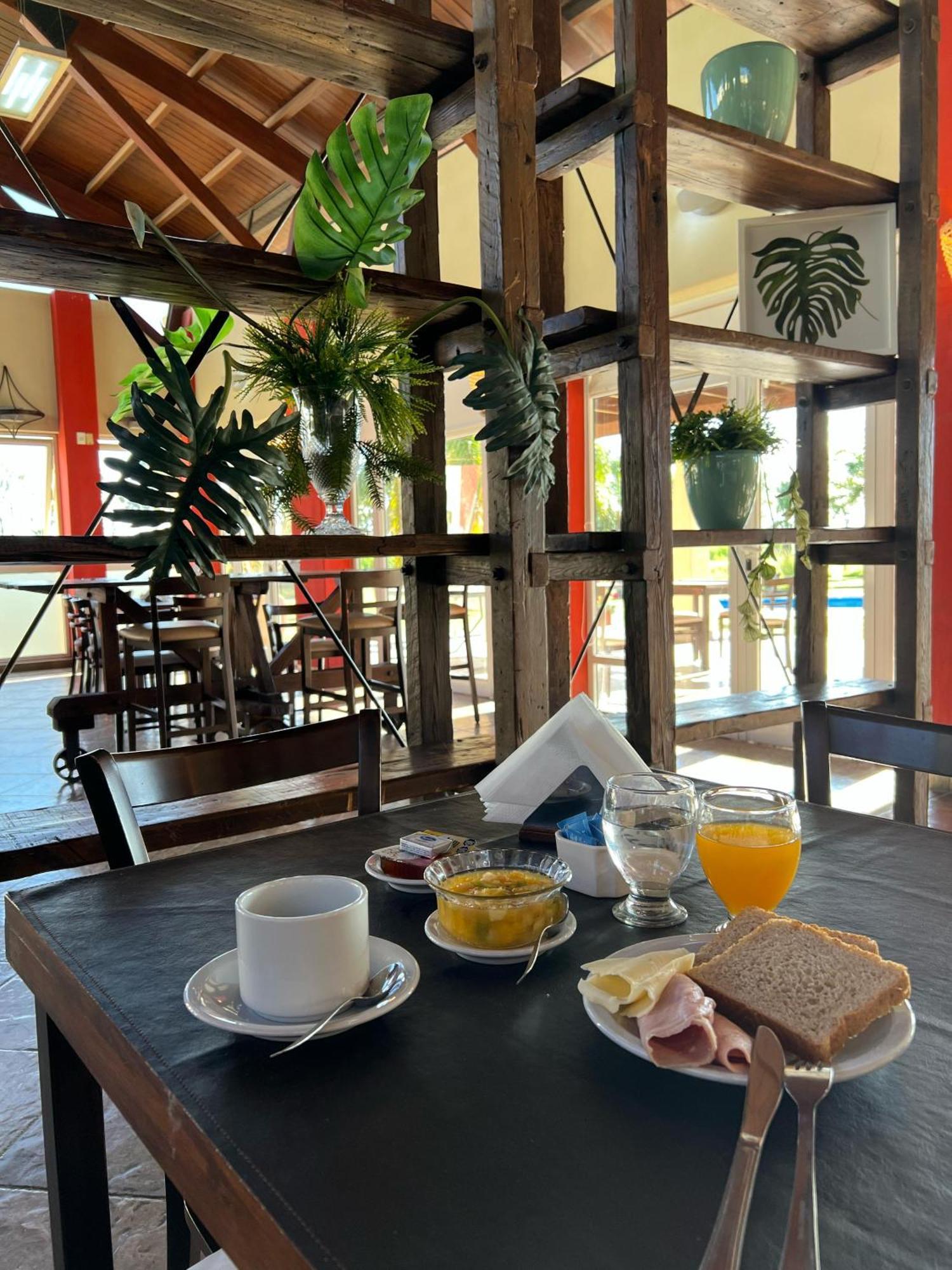 Howard Johnson Inn Rosario De La Frontera Zewnętrze zdjęcie