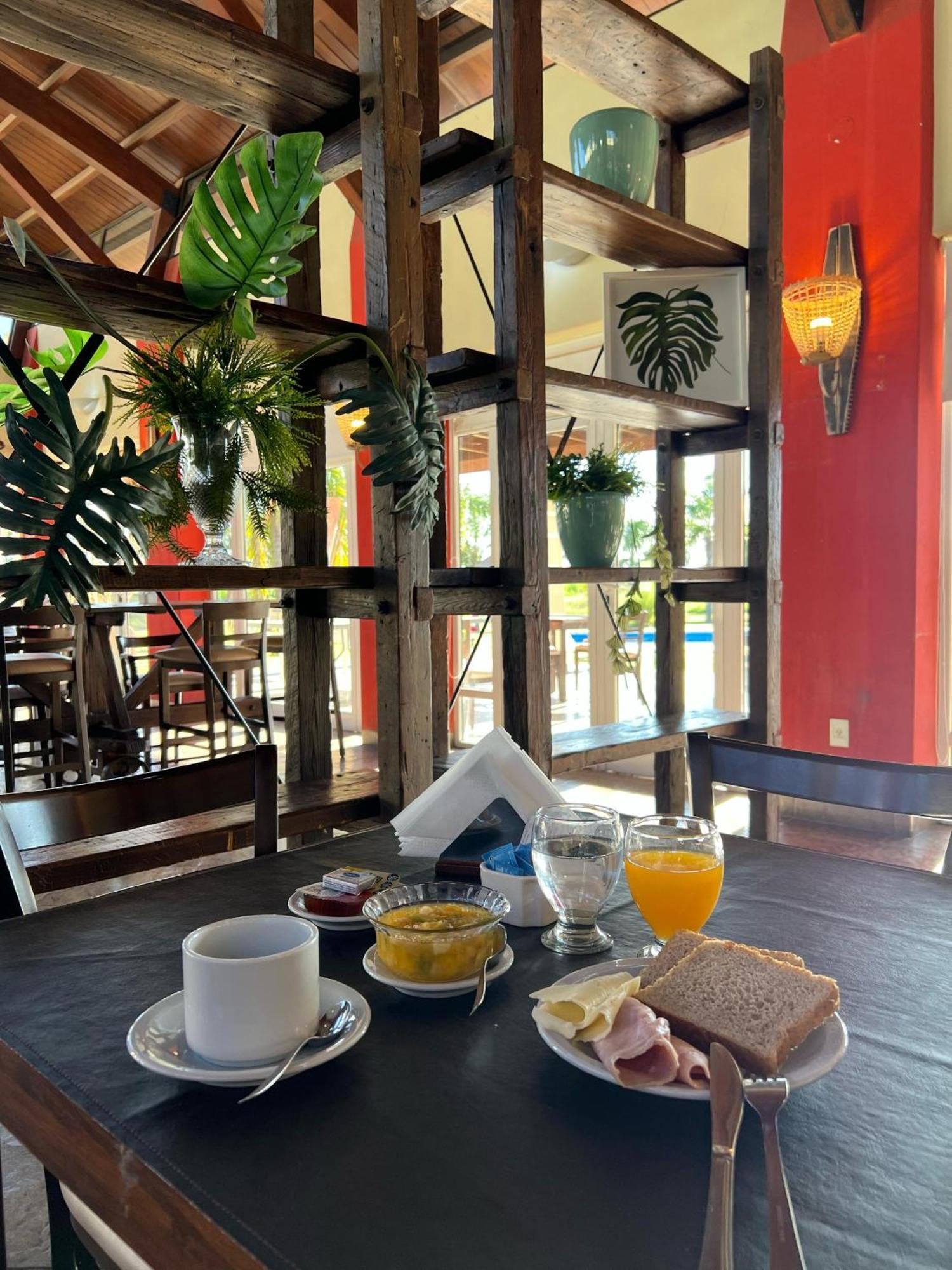 Howard Johnson Inn Rosario De La Frontera Zewnętrze zdjęcie