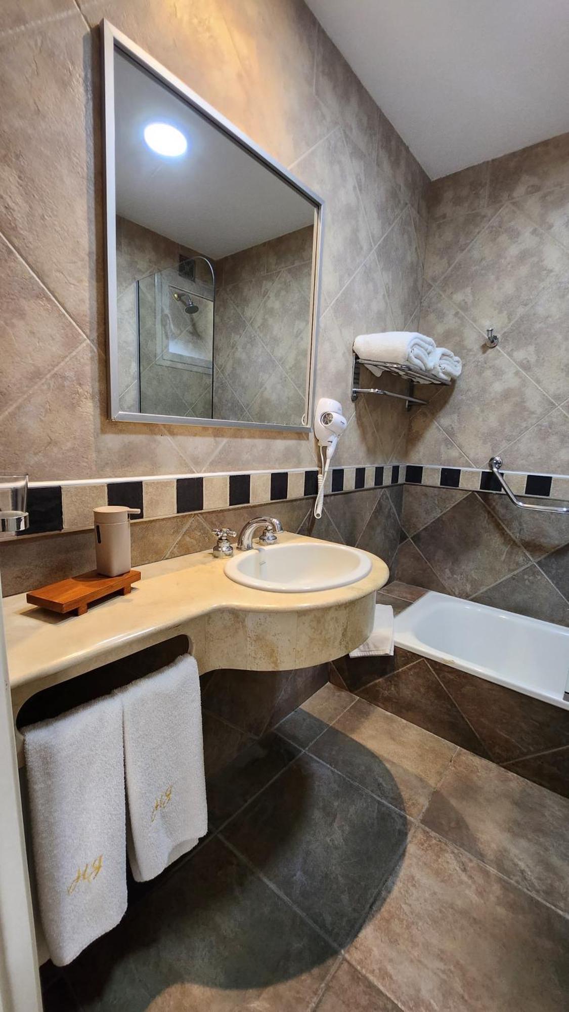 Howard Johnson Inn Rosario De La Frontera Zewnętrze zdjęcie
