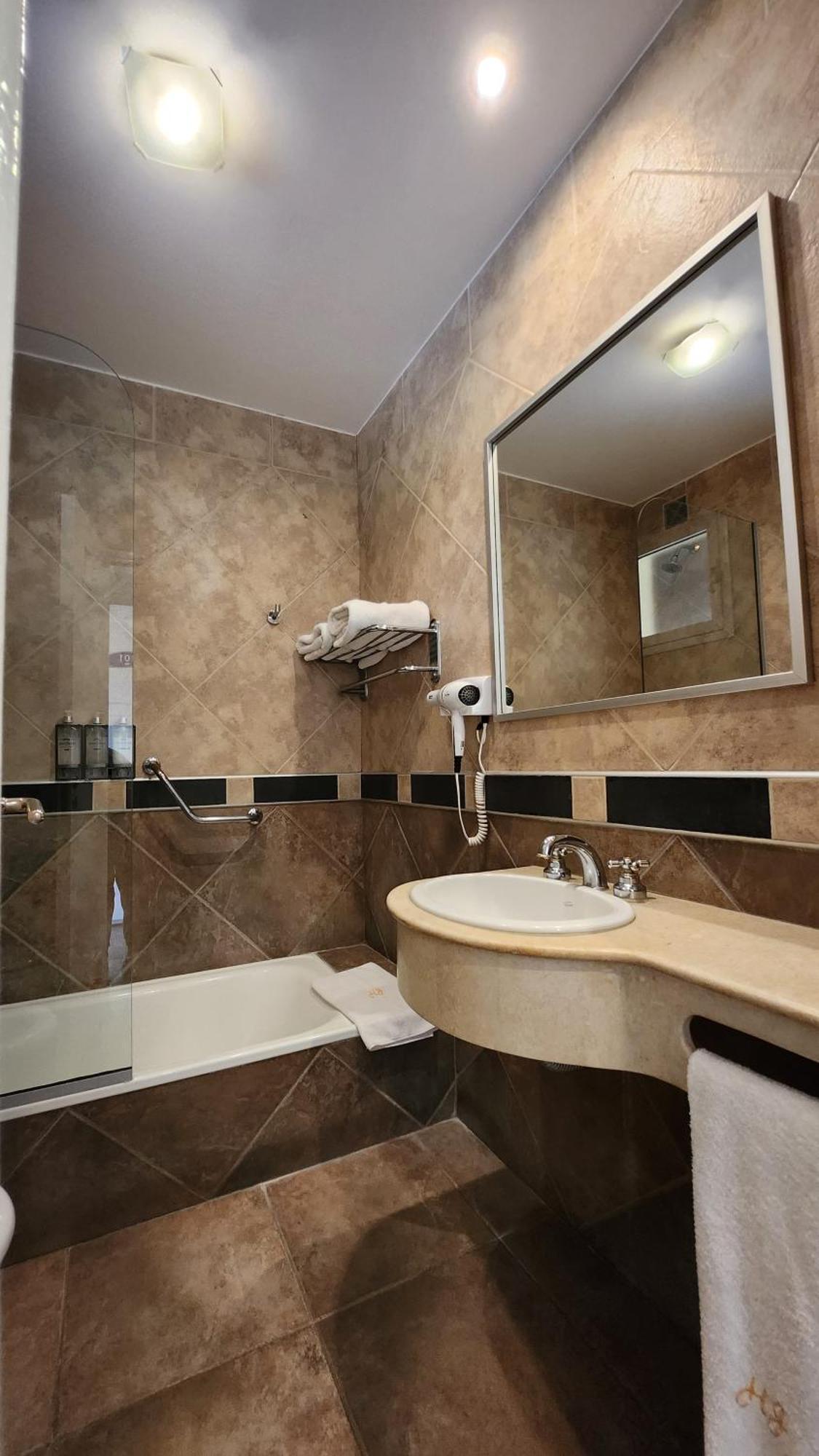 Howard Johnson Inn Rosario De La Frontera Zewnętrze zdjęcie